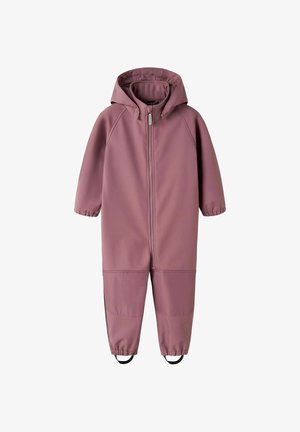 Combinaison rose à capuche pour enfant, avec fermeture éclair à l'avant, poignets élastiques, genoux renforcés et bandes aux pieds, sur fond blanc.