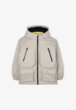 Veste imperméable beige avec capuche, dotée de deux grandes poches avant, de deux poches latérales zippées et d'une doublure contrastante noire et jaune.