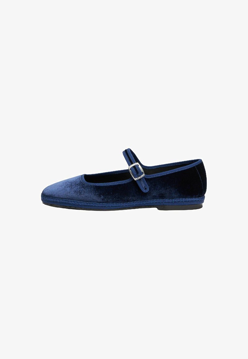 Zapato Mary Jane de terciopelo azul marino con punta redondeada, suela plana y una correa decorativa con hebilla plateada. Tela texturizada y perfil bajo.