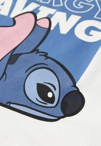 Niebieska ilustracja postaci na białym tle, przedstawiająca stylizowaną twarz z dużymi oczami i różowymi akcentami na uszach. Niebieski tekst powyżej.