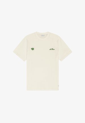 T-shirt crème à manches courtes avec une petite broderie de rose verte sur le côté gauche de la poitrine et l'inscription verte "Les Deux" sur le côté droit de la poitrine.
