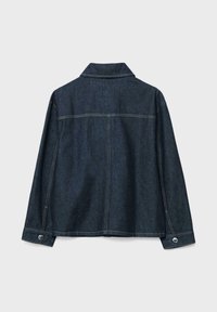 Dunkelblaue Jeansjacke, von hinten gesehen, mit langen Ärmeln, geknöpften Manschetten und sichtbaren horizontalen und vertikalen Nähten.