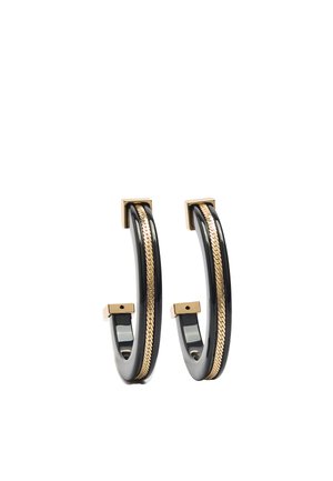 Czarne kolczyki koła z centralnym złotym łańcuszkiem i złotymi kwadratowymi zakończeniami, prezentowane na białym tle.