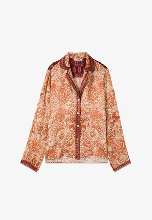 Chemise à manches longues avec un motif floral cachemire orange, garniture géométrique foncée contrastante sur le col, la patte de boutonnage et les poignets.