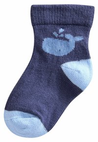 Calcetín azul marino con textura acanalada. Presenta un gráfico de una ballena azul claro y un talón y punta en azul claro. Fabricado con material de punto suave.