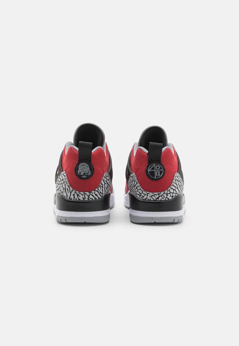 Zwarte en rode sneakers met een gestructureerde grijzige olifantenprint hiel, slank ontwerp en rubberen zool. Kenmerken zijn een trekhaak en het merkimpressie op de achterkant.