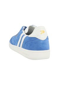 Blå mockaskor med vita accenter och ränder, platt vit sula, vadderad krage och en guldfärgad logodetalj på hälen.