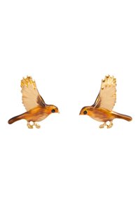 Pendientes en forma de pájaro de color marrón y dorado, con alas detalladas y ojos de cuentas negras, que presentan un acabado brillante y una artesanía intrincada.