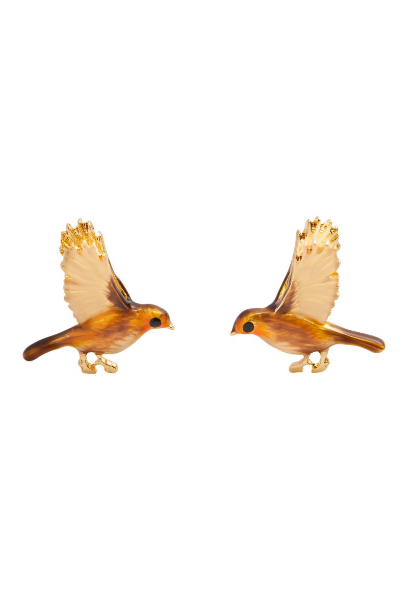 Pendientes en forma de pájaro de color marrón y dorado, con alas detalladas y ojos de cuentas negras, que presentan un acabado brillante y una artesanía intrincada.
