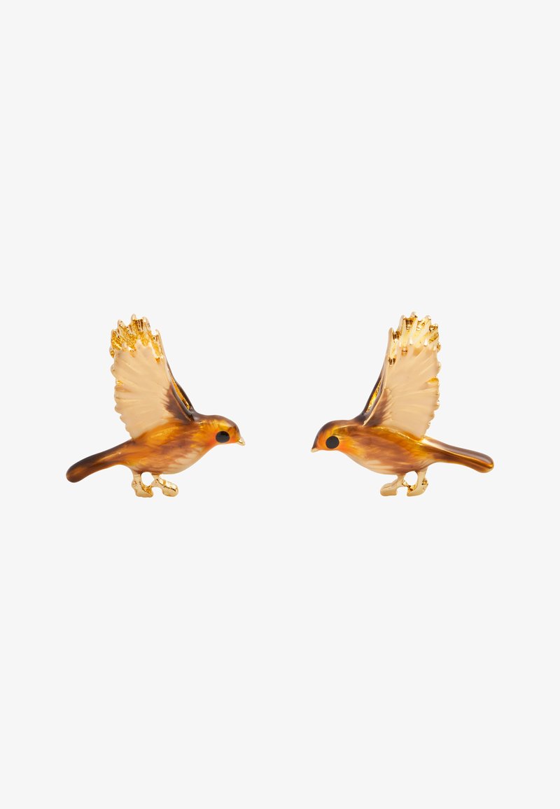 Pendientes en forma de pájaro de color marrón y dorado, con alas detalladas y ojos de cuentas negras, que presentan un acabado brillante y una artesanía intrincada.