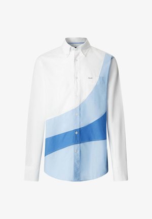 Chemise boutonnée à manches longues avec le haut blanc et des rayures diagonales allant du bleu clair au bleu foncé sur le devant, accompagnée d'une poche poitrine.