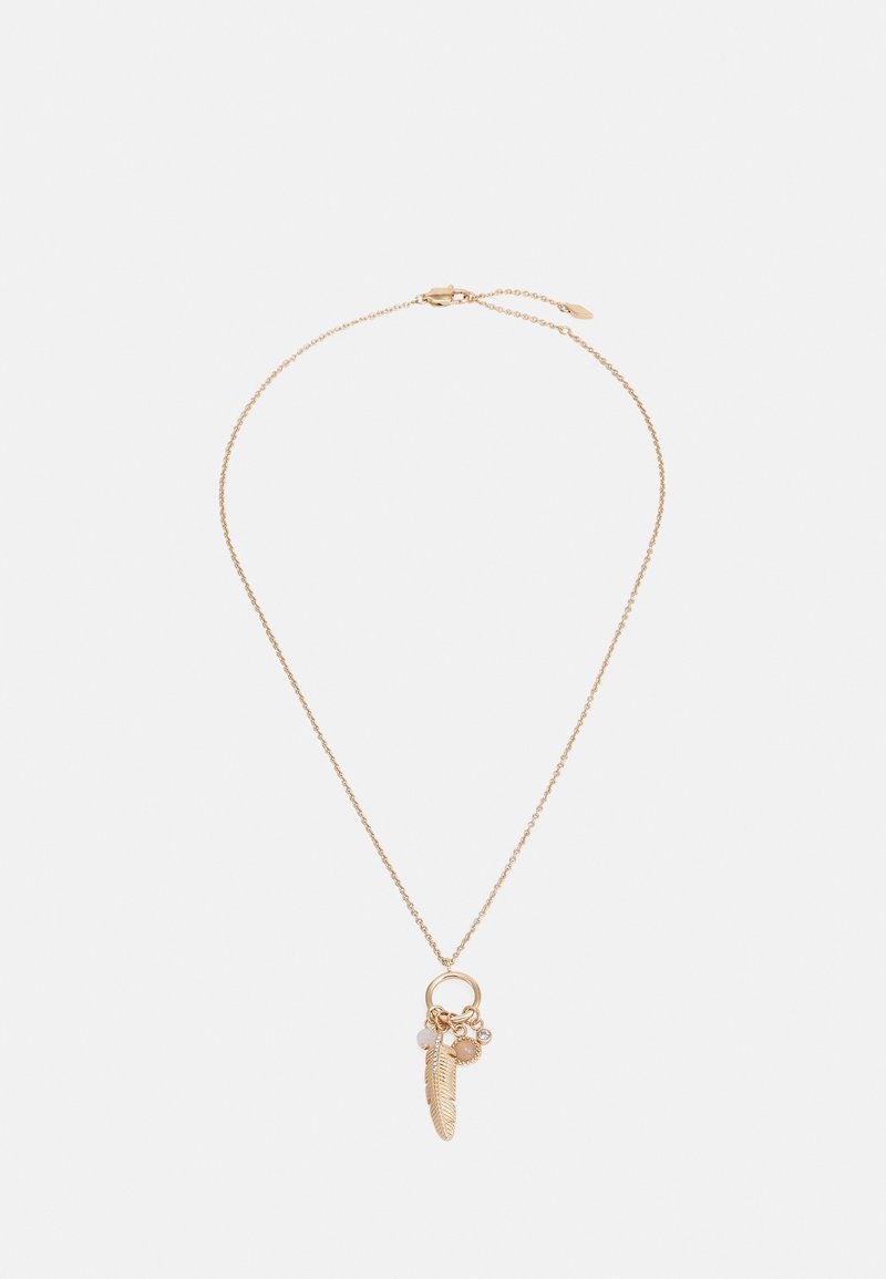 Collier délicat en chaîne d'or avec un fermoir circulaire, présentant un pendentif en forme de plume et trois petites perles décoratives.