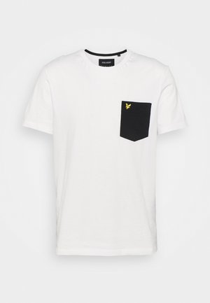 Hvid bomulds t-shirt med en sort lomme på venstre bryst, prydet med et lille gult logo. Klassisk crew neck design.