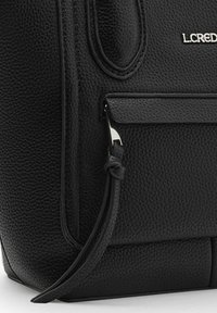 Schwarze, strukturiertes Lederhandtasche mit glatter Oberfläche, silbernem Zubehör und einer Reißverschlusstasche. L.Cred-Logo auf der Vorderseite angebracht.