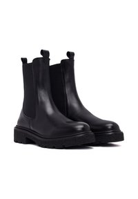 Czarne skórzane botki za kostkę z elastycznymi panelami po bokach i pętlami do zakupu. Gruba, teksturowana gumowa podeszwa zapewniająca przyczepność i trwałość. Gładkie wykończenie, zaokrąglony nosek.