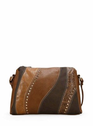 Sac bandoulière en cuir et tissu marron avec panneaux cousus incurvés, clous en métal et détails floraux embossés sur un côté.