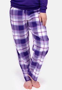 Paarse geruite loungebroek, gemaakt van een lichtgewicht stof met een glanzende afwerking, bevat tinten lavendel, wit en roze in een geruit patroon.