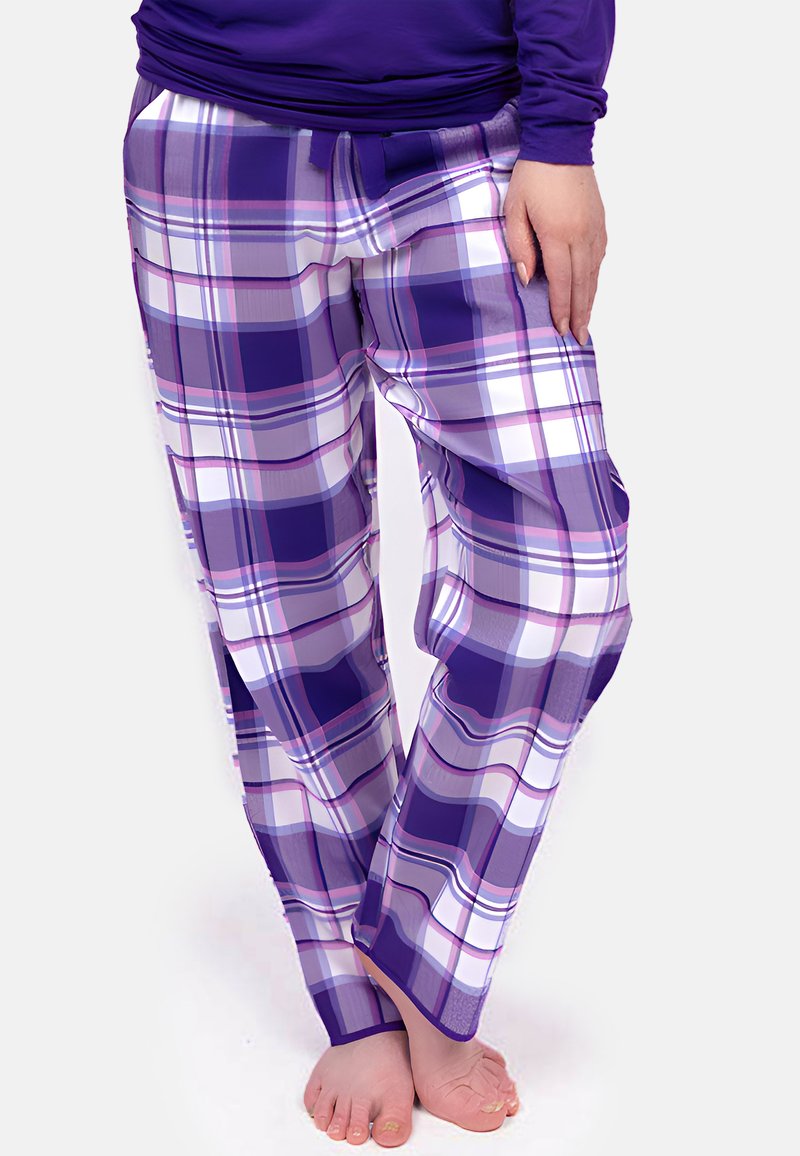 Paarse geruite loungebroek, gemaakt van een lichtgewicht stof met een glanzende afwerking, bevat tinten lavendel, wit en roze in een geruit patroon.