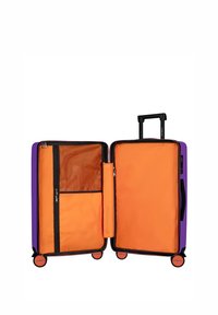 Lila Koffer mit orangefarbenem Innenraum, zwei Fächern, schwarzen Reißverschlüssen und Netzfächern. Ausziehbarer Griff und vier Rollen für Mobilität.