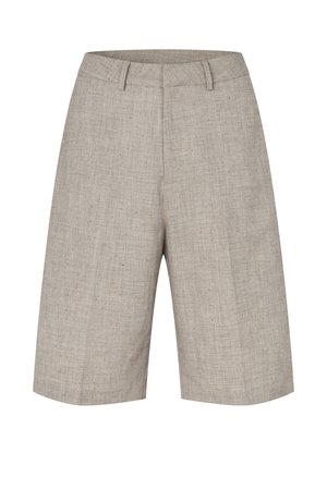 Jasnobeżowe, dopasowane szorty do kolan z szlufkami na pasek i subtelnym, teksturowanym wzorem na białym tle.