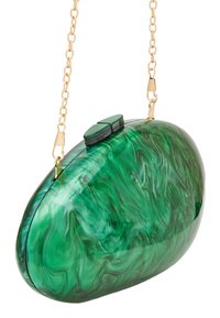 Grüne marmorierte Harztasche in einer abgerundeten Kieselsteinform, mit goldener Kettenriemen und zwei grünen rechteckigen Verschlussknöpfen oben.