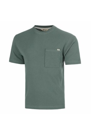 T-shirt vert à manches courtes et col rond avec une poche poitrine et une petite étiquette de marque sur le bord supérieur de la poche.