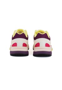 Vista posteriore di scarpe da ginnastica con una tomaia in rete bianca, dettagli in viola e rosa, imbottitura gialla del tallone e una suola multicolore.