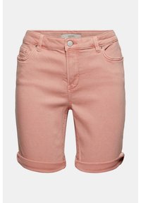 Short en denim rose avec revers roulés, fermeture à boutons sur le devant, passants pour ceinture et poches avant, présenté sur un fond uni.