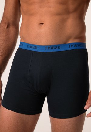 Schwarze Baumwoll-Boxershorts mit einem blauen elastischen Bund, auf dem der Markenname "JP1880" in Schwarz aufgedruckt ist. Glatte Textur, enganliegendes Design.