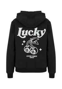 Felpa nera con cappuccio caratterizzata da una grande grafica bianca con la scritta "Lucky", due ciliegie, il numero "8" e "GOOD VIBES ONLY" in un testo stilizzato.