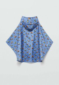 Blauwe cape met een herhalend patroon van verschillende bouwvoertuigen. Gemaakt van zachte stof, heeft het een capuchon en een losse, vloeiende pasvorm.