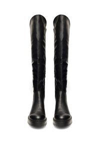 Botas de cuero negras altas con punteras redondas, suelas gruesas y cremalleras laterales, mostradas de pie sobre un fondo blanco.