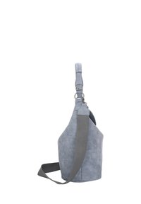 Lichtblauwe suède emmertas met een brede donkergrijze verstelbare schouderriem en zilveren metalen hardware, staand op een witte achtergrond.