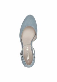 Světle modrá semišová bota s otevřenou špičkou a tenkým páskem kolem kotníku. Stélka je béžová se stříbrným logem. Hladká textura a elegantní tvar.