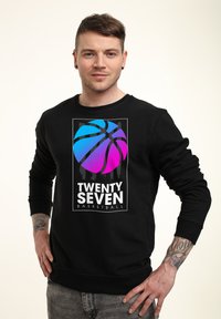 Felpa nera con un design grafico di un pallone da basket blu e rosa. Sotto, il testo "TWENTY SEVEN BASKETBALL", con uno sfondo texturizzato.