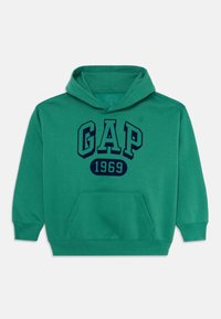 Pull vert à capuche avec poche kangourou à l'avant et grand logo bleu marine "GAP 1969" sur la poitrine.