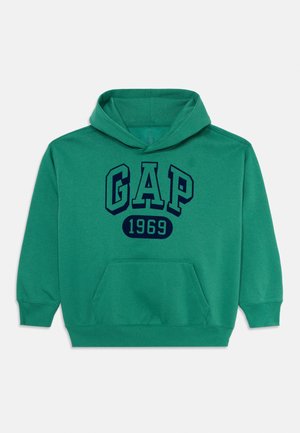 Pull vert à capuche avec poche kangourou à l'avant et grand logo bleu marine "GAP 1969" sur la poitrine.