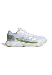 Scarpa sportiva bianca con dettagli verdi e argentati, suola testurizzata e tomaia in mesh, mostrata di lato su sfondo bianco.