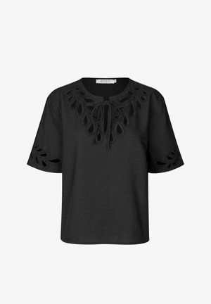 Czarna bawełniana bluzka z krótkimi rękawami, z dekoltem w kształcie półkola, wiązana z przodu, z haftowanymi wycięciami w kształcie kropli na ramionach.