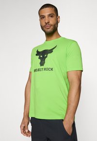 Under Armour BRAHMA BULL - Marškinėliai su spaudiniu - cyber green/black
