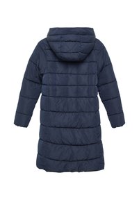 Marine puffer coat met capuchon, voorzien van een horizontaal gestikte ontwerp, lange mouwen en een ontspannen pasvorm. Gladde textuur met minimale accenten.
