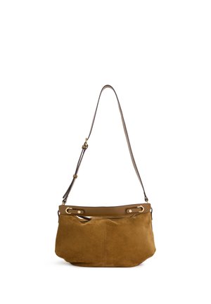 Sac d'épaule en daim marron avec sangle réglable marron foncé et ferrures dorées sur fond blanc.