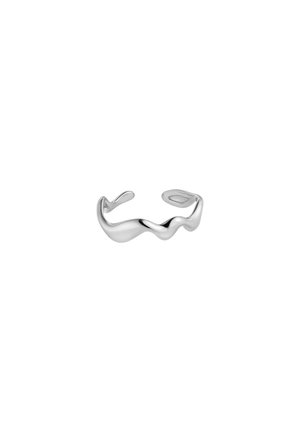 Offener Silberring mit glattem, wellenförmigem Design und einem verstellbaren Spalt zur Anpassung an verschiedene Fingergrößen.