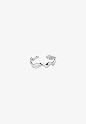 Offener Silberring mit glattem, wellenförmigem Design und einem verstellbaren Spalt zur Anpassung an verschiedene Fingergrößen.