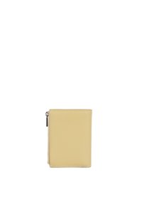 Portefeuille compact en cuir beige avec surpiqûres blanches visibles et tirette de fermeture éclair métallique sur le côté gauche, sur un fond blanc.