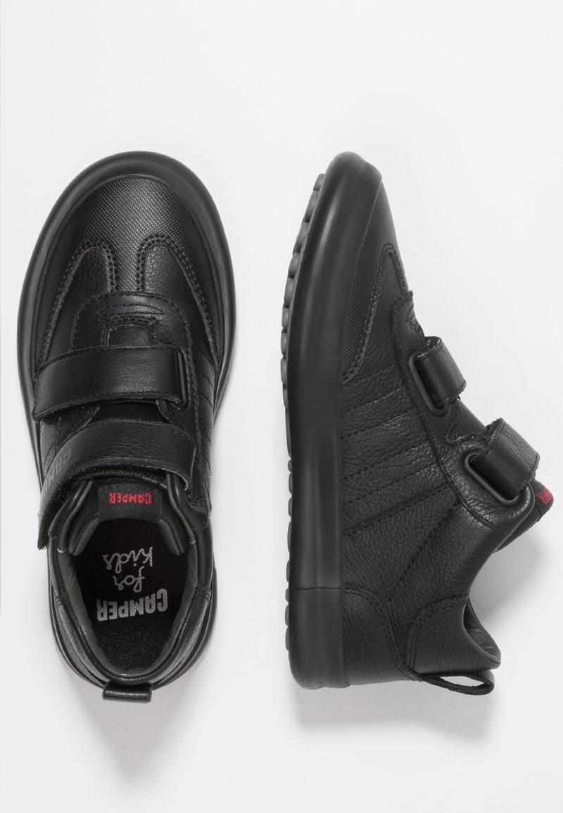 Scarpe in pelle nera con strappi in velcro, punta rotonda, collo imbottito, parte superiore testurizzata, suola in gomma e dettaglio del logo rosso sulla soletta.