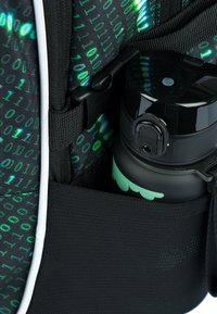 Uno zaino nero presenta un motivo digitale in verde e aqua, con una tasca laterale che contiene una bottiglia d'acqua nera con un'accenno aqua.