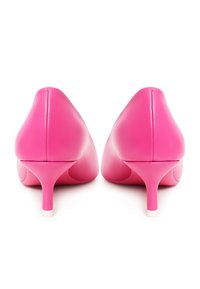 Scarpe col tacco alto di colore rosa acceso con punta affusolata e una superficie lucida e liscia. Tacchi a stiletto corti e robusti e cuciture impeccabili.