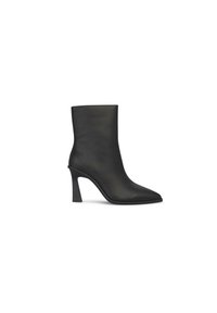 Botas de cuero negras hasta el tobillo con punta afilada, tacón cuadrado de altura media y textura lisa. Diseño sencillo, sin herrajes ni patrones visibles.