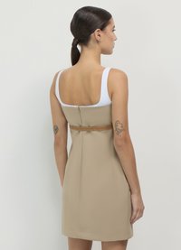 Calliope CON CINTURA - Robe fourreau - beige